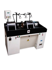 Máquina Detectora de Trincas/ Maquina de Magnaflux, por Partículas Magnéticas, Horizontal, Automática e Microprocessada, para inspeção de peças médias com alta produtividade.