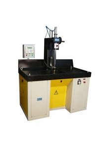 Máquina Detectora de Trincas/ Máquina de Magnaflux, por Partículas Magnéticas, Vertical, Automática e Microprocessada, para peças pequenas ou médias e alta produtividade.