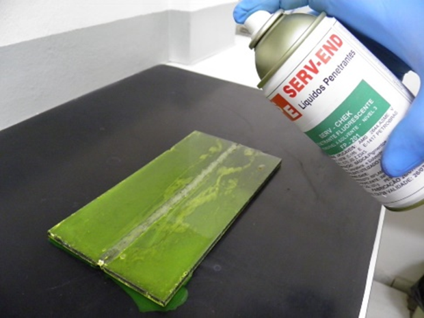 Aplicação de líquidos penetrantes